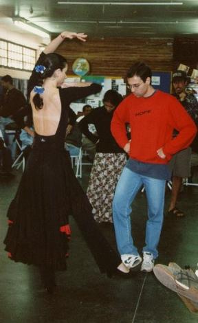 Pri ensinando o Puru a dançar Flamenco